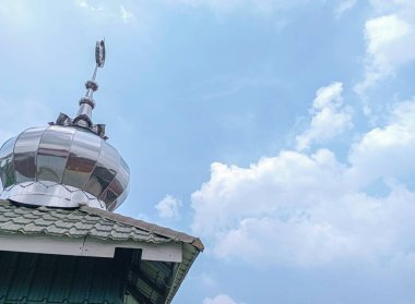 Al izzah Camii 'nin parlak mavi arkaplanındaki kubbesi.