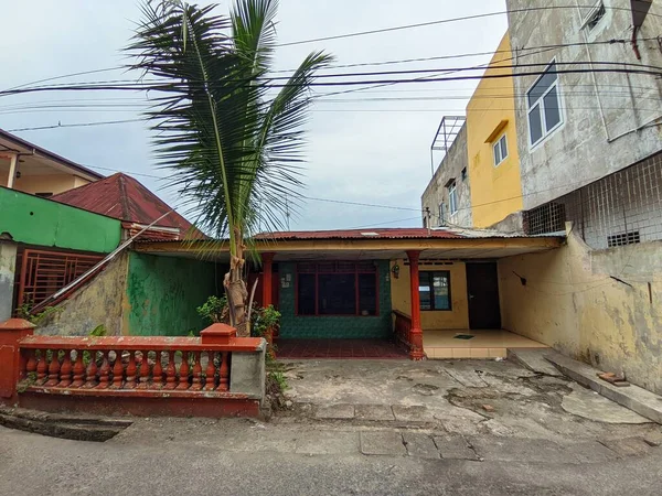 Sebuah Rumah Kecil Tengah Kota Medan Diambil Dengan Malaikat Ultra — Stok Foto