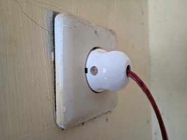 Sarı duvarın köşesindeki oyuk.