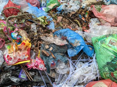 Medan şehrinin yakılmamış bir bölgesinde plastik atık yığını. Medan Endonezya Haziran 2022