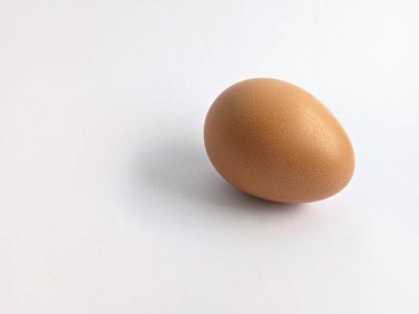 Beyaz bir arka plan üzerinde izole bir yumurta