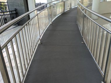 tekerlekli sandalye kullanıcıları için kullanılan rampalar