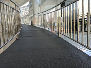 tekerlekli sandalye kullanıcıları için kullanılan rampalar