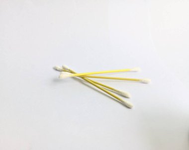 Beyaz arkaplanda izole edilmiş pamuk tomurcukları