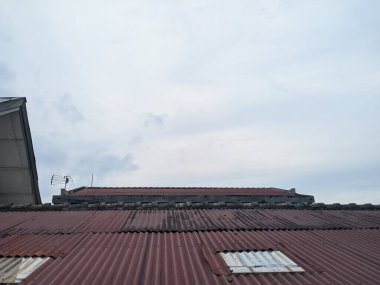 Güzel mavi gökyüzü manzaralı evin çatısına.