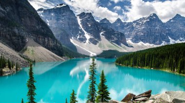 Banff Ulusal Parkı 'nda Morraine Gölü