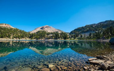 Helen Gölü. Lassen Ulusal Ormanı. Kaliforniya.