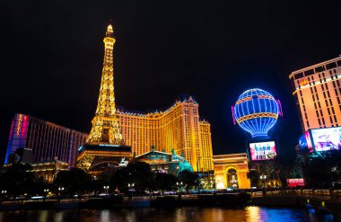 Göl ve mavi suyla Kanada