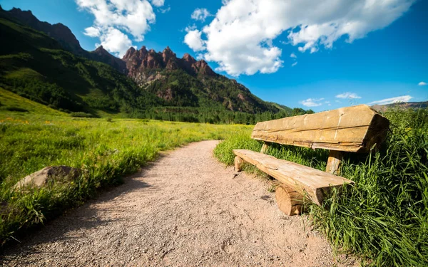 Oturun ve rahatlayın. Çevrenizdeki kuşları dinleyin. Doğa sizi Maroon Bells, Colorado, ABD 'den çağırıyor..
