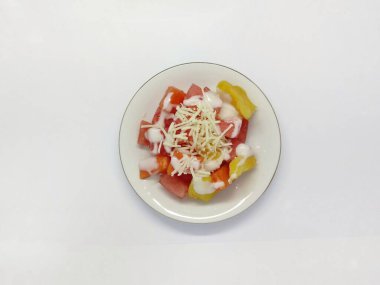 İzole edilmiş beyaz arka planda sağlıklı taze meyve salatası. Üst görünüm.