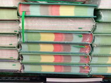 Kitapçının rafında yığınla kitap var.