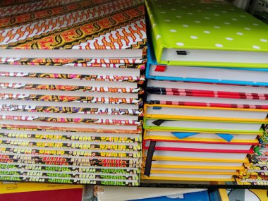 Kitapçının rafında yığınla kitap var.