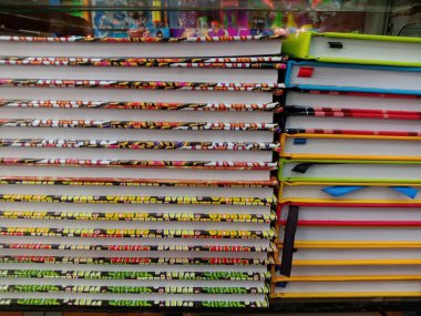 Kitapçının rafında yığınla kitap var.