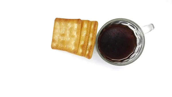 Cracker Koekjes Geserveerd Met Zwarte Koffie Geïsoleerde Witte Achtergrond — Stockfoto