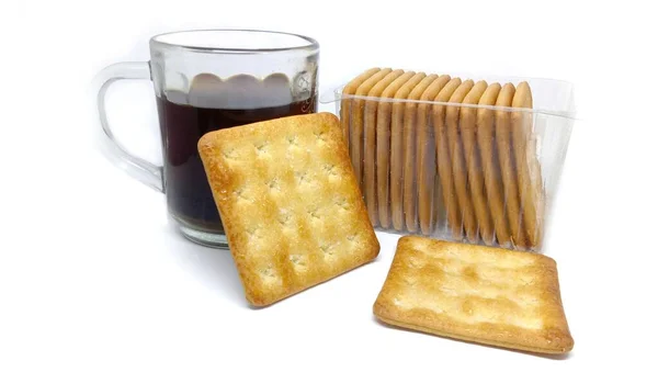 Biskuit Cracker Disajikan Dengan Kopi Hitam Pada Latar Belakang Putih — Stok Foto