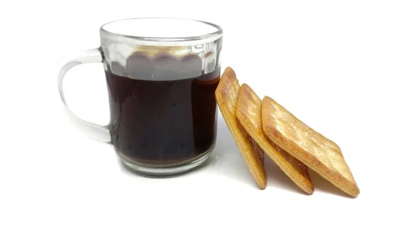 Cracker Koekjes Geserveerd Met Zwarte Koffie Geïsoleerde Witte Achtergrond — Stockfoto