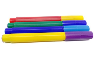 Beyaz arkaplanda izole edilmiş kalem işaretleri. Renkli kalemler.