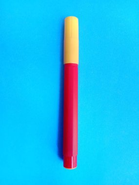 Beyaz arkaplanda izole edilmiş renkli kalem. Kırmızı kalem.