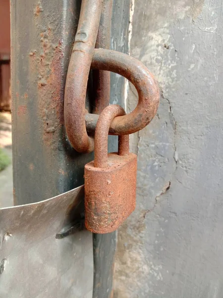 Paslı Asma Kilit Demir Kapının Yakın Çekimi — Stok fotoğraf