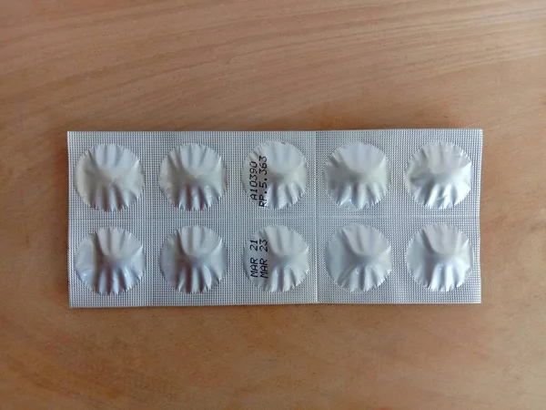 Tabletten Streifen Isoliert Auf Braunem Holzgrund Ansicht Von Oben — Stockfoto