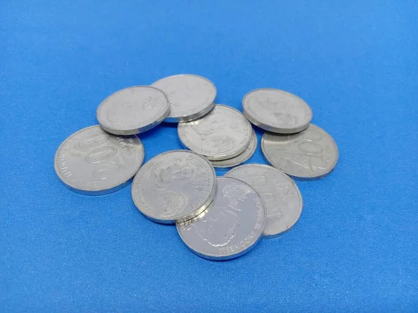 Куча Монет Изолированных Голубом — стоковое фото