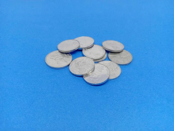 Купка Монет Ізольована Синьому — стокове фото