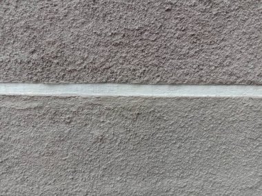 Ortasında beyaz şerit olan sert beton duvar arkaplanı. Soyut arkaplan