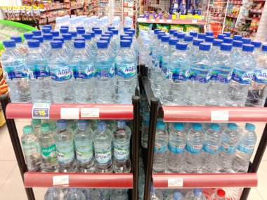 Jakarta, Endonezya-6 Temmuz 2022: İçindeki raflarda düzgünce düzenlenmiş şişe suyu.