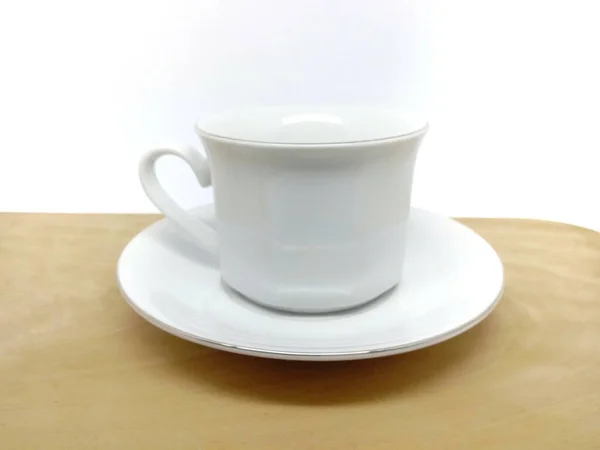 Άδεια Λευκή Κούπα Καφέ Απομονωμένη Ξύλινο Και Λευκό Φόντο — Φωτογραφία Αρχείου