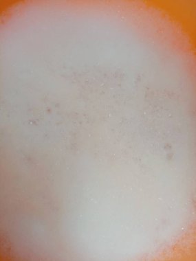 Turuncu arkaplanda beyaz köpük kabarcıkları izole