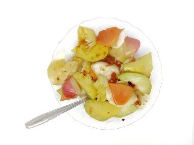Rujak Buah ya da baharatlı esmer şeker ve fıstık sosuyla servis edilen Endonezya meyve salatası. Beyaz bir arka planda izole edilmiş. Tadı ekşi..