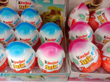 Jakarta, Endonezya, 27 Temmuz 2022: Rafta daha keyifli çikolatalı yumurtalar .