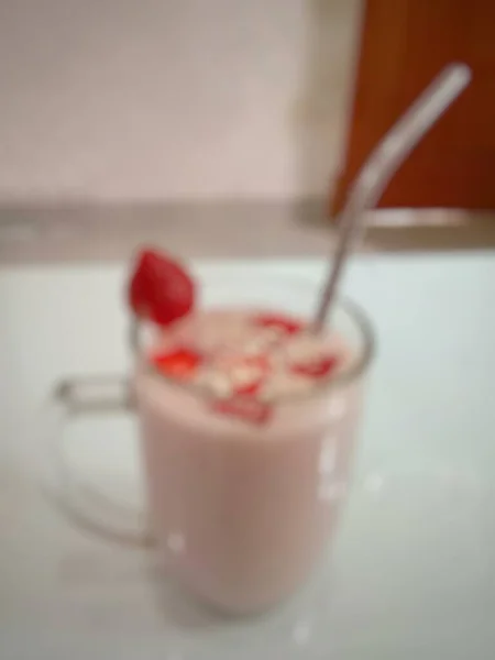 Blurred Glass Fresh Strawberry Milkshake Smoothie Fresh Strawberries Abstract Background — Foto Stock