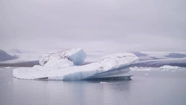南极洲 融化的冰山将水滴到南极海洋景观中漂浮的蓝色冰山和山脉 — 图库视频影像