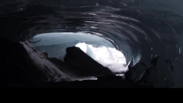 南極北西部の氷山の融解液滴水氷空洞暗い地球温暖化 — ストック動画