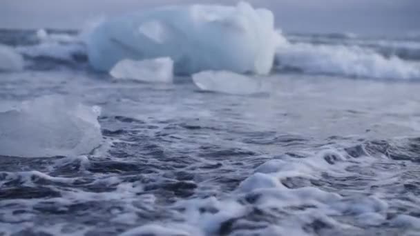 Close Smeltend Ijs Ijsberg Smelt Lagune Bij Zonsondergang Klimaatverandering Aardopwarmingsconcept — Stockvideo