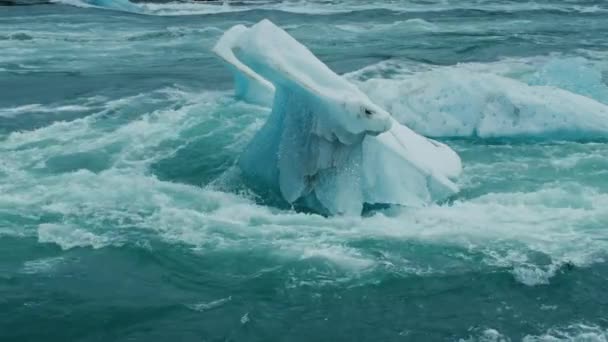 南极洲 融化的冰山将水滴到南极海洋景观中漂浮的蓝色冰山和山脉 — 图库视频影像