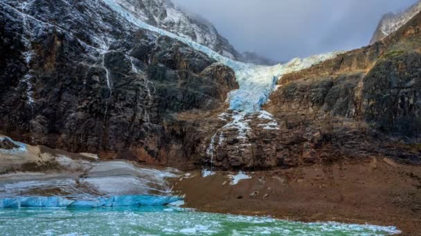 Berggletscher Aus Nächster Nähe Eisrisse Gletscherspalten Schmelzendes Eis Bergregionen Erwärmende — Stockvideo