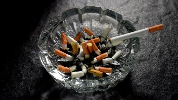 Cenicero Mesa Llena Colillas Cigarrillos Dejar Fumar Adicción Cáncer Riesgo — Vídeo de stock
