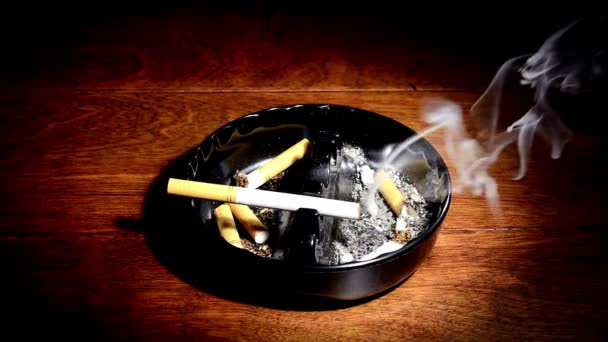 Fumo Abitudine Posacenere Pieno Sigaretta Con Nicotina Malattia Del Tabacco — Video Stock
