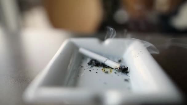 Καπνίζει Τσιγάρο Στο Τασάκι Στο Τραπέζι Κινηματογραφική Ατμόσφαιρα Ασθένεια Συνήθεια — Αρχείο Βίντεο