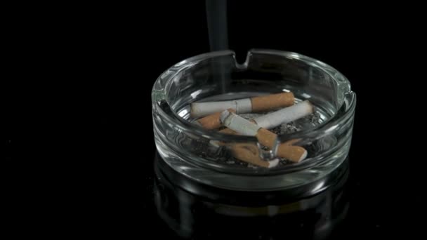 Κάψιμο Τσιγάρου Σταχτοδοχείο Καπνός Βγαίνουν Από Κοντά Πυροβολούν Τον Τρόπο — Αρχείο Βίντεο