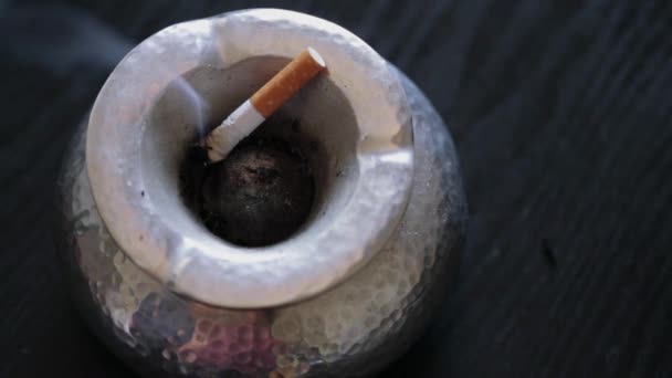 Burning Cigarette Posacenere Fumo Uscire Vicino Sparare Stile Vita Cattive — Video Stock