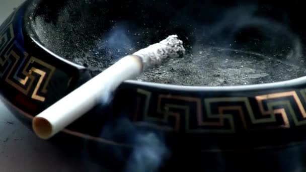 灰皿でタバコを吸う灰煙不健康な生活習慣がん麻薬の背景 — ストック動画