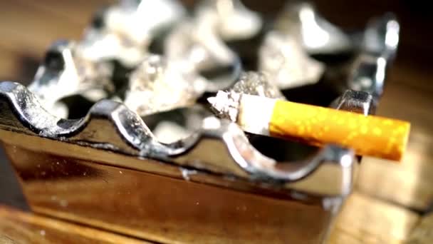 Κάπνισμα Τσιγάρων Στο Τασάκι Στάχτη Καπνό Ανθυγιεινό Τρόπο Ζωής Εθισμός — Αρχείο Βίντεο