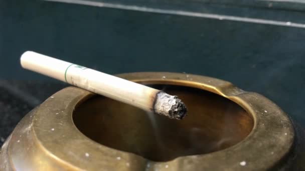 Queimadura Cigarro Cinzeiro Cheio Cigarro Bundas Close Tiro Estilo Vida — Vídeo de Stock