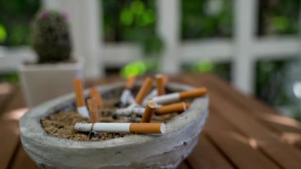 Попільничка Столі Повна Сигаретних Прикладів Зупинити Куріння Звички Наркоманії Рак — стокове відео