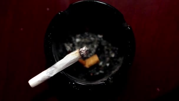 Spegnere Una Sigaretta Fumante Uno Sfondo Posacenere Malsano Cancro Pericolo — Video Stock