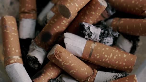 Popelník Stole Plný Cigaretových Nedopalků Přestat Kouřit Návyk Narkotika Riziko — Stock video