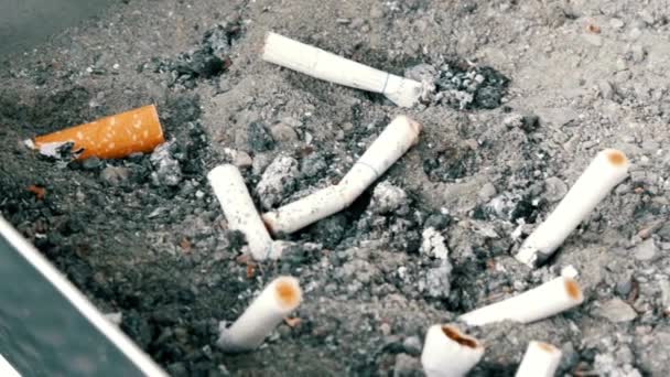 Dohányzás Cigaretta Hamutartóban Asztalon Közel Mozi Hangulatú Film Nikotinfüggőség — Stock videók